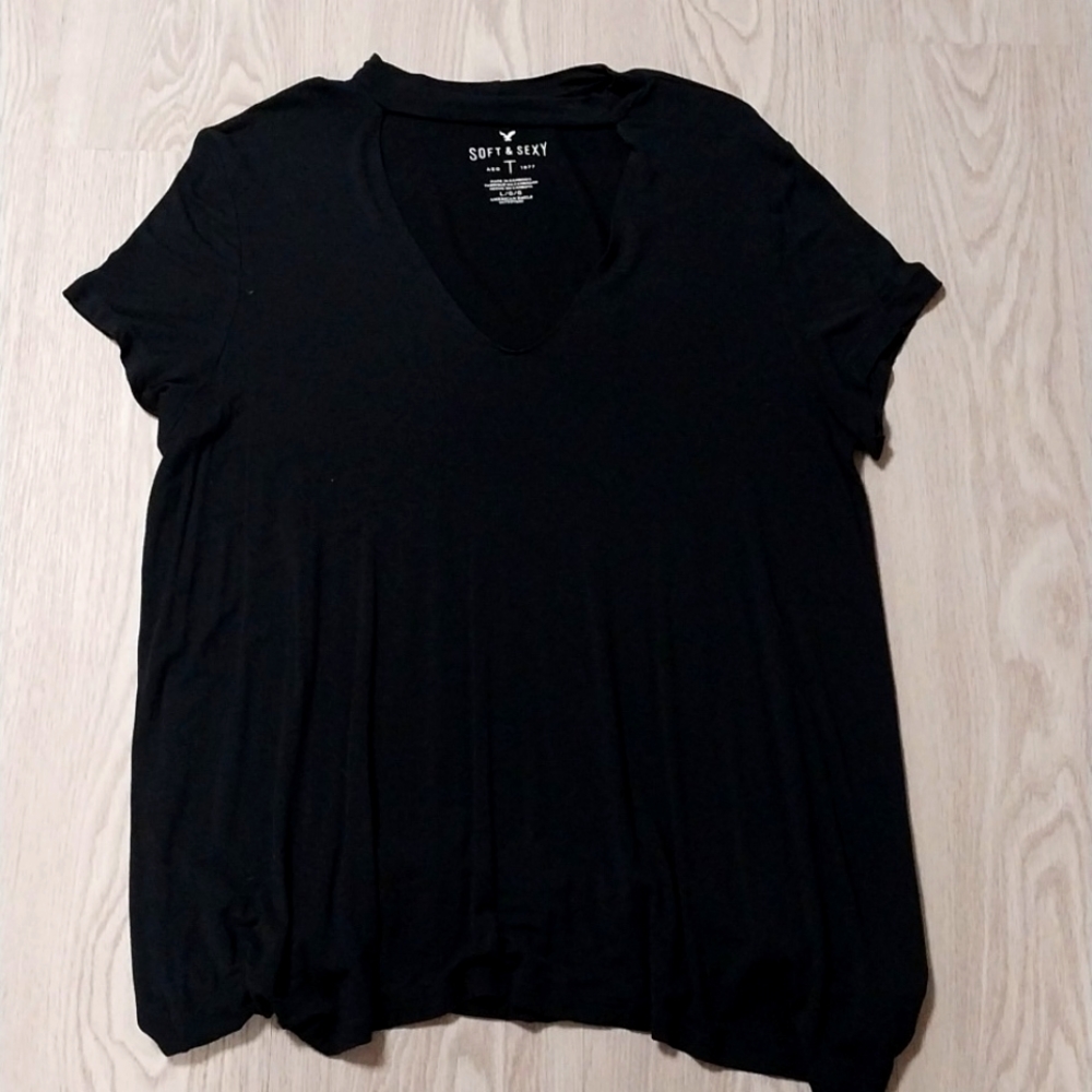 American Eagle soft & sexy t-shirt with scoup neck and collar. Size large
